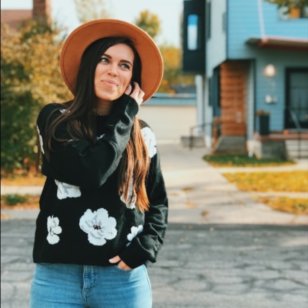 Daisy print sweater- NEW
